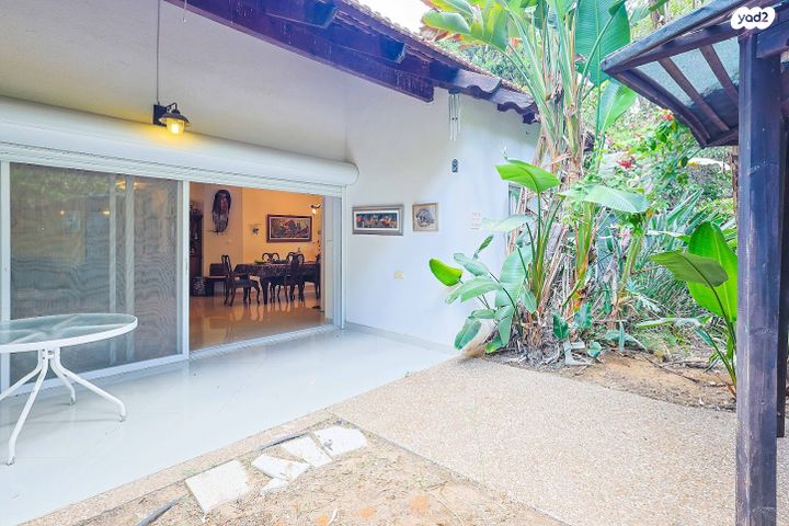 דו משפחתי, האירוס, שיכון עממי, הוד השרון