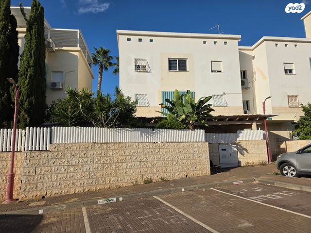 דירת גן, נאות כרמל, טירת כרמל