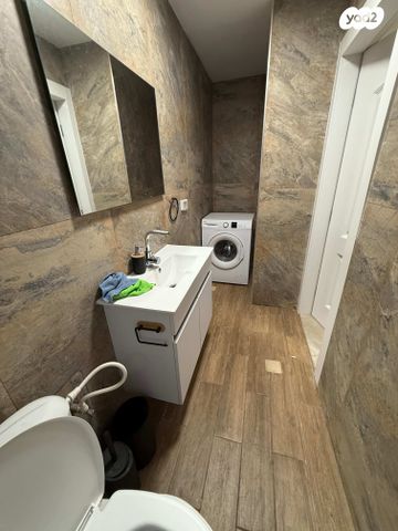 מרתף/ פרטר, סלע, רחובות