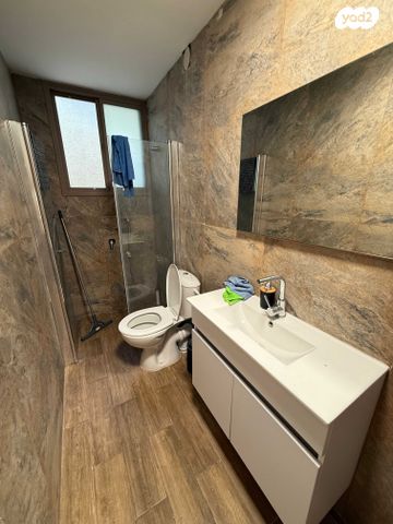 מרתף/ פרטר, סלע, רחובות