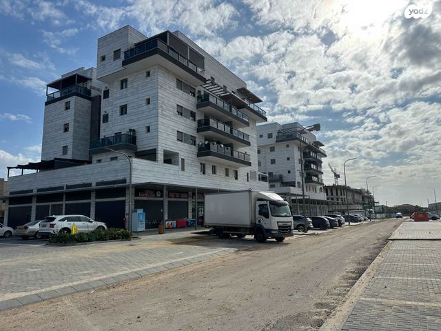 חנויות/ שטח מסחרי, גן יבנה מערב, גן יבנה