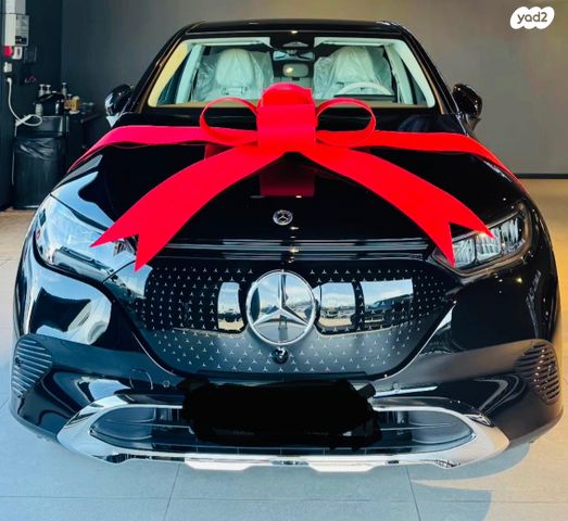 מודעת רכב מרצדס-בנץ EQE SUV