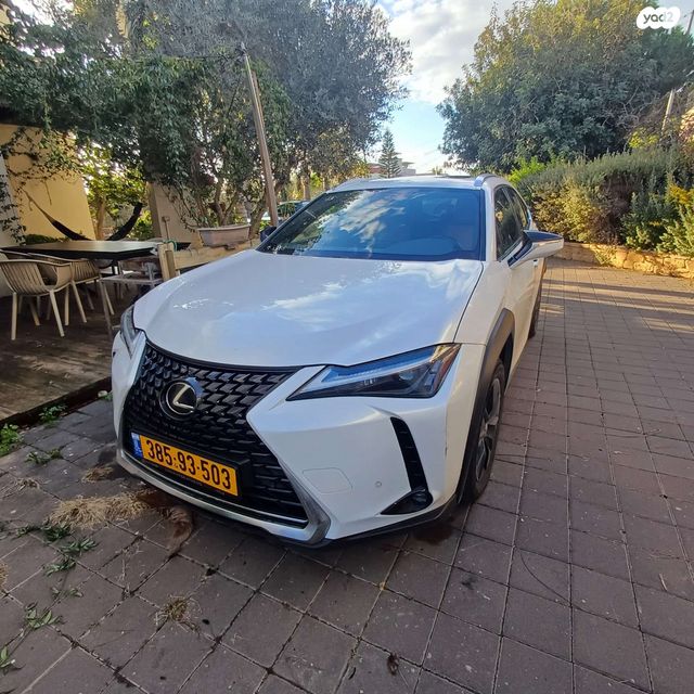 מודעת רכב לקסוס UX