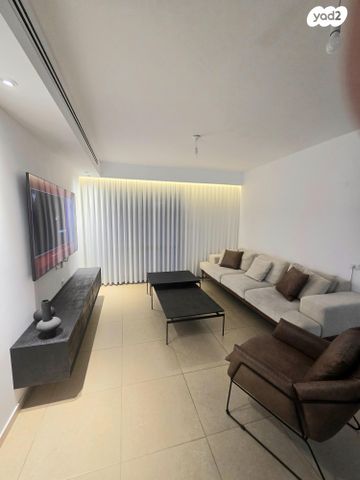 עוזי נרקיס 18