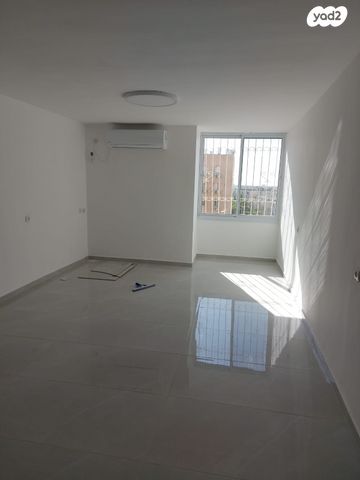 רחבת הרב עוזיאל 13