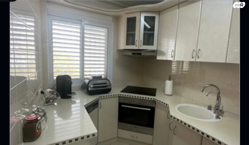 אפרים צור 48