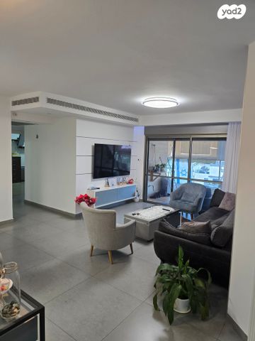 אריה עוזר 16