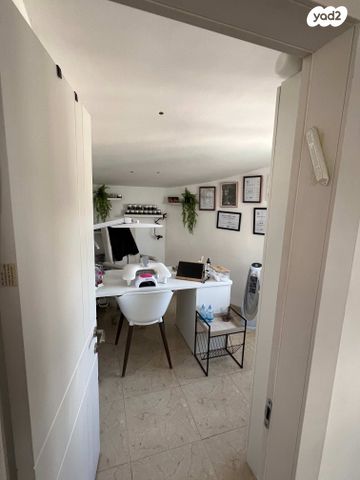 דירה, הרב חזן 126, הראשונים, שלומי