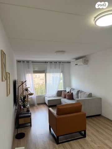 לוי אשכול 12