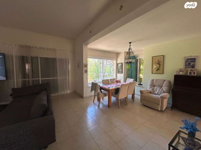 בית פרטי/ קוטג', משה דיין 60, הפארק, כפר סבא