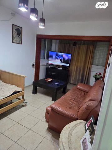 דירה, מעלה הגיבורים 8, בן דור, נשר