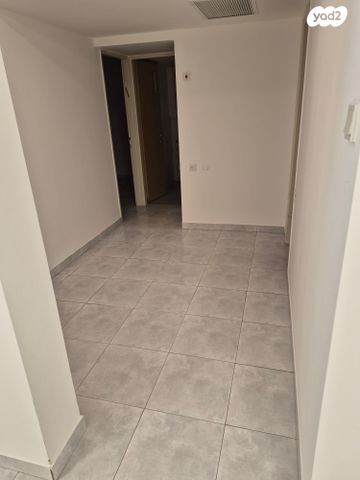 דירה, רמב"ם 25, רמב"ם, ראשון לציון