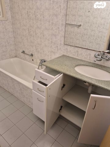 דירה, רמב"ם 25, רמב"ם, ראשון לציון