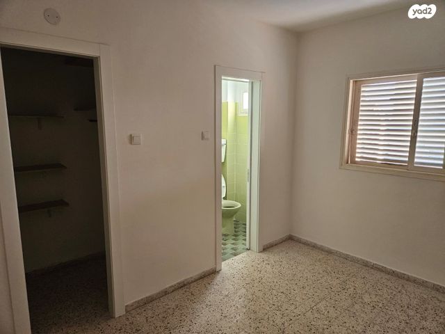 דירה, רמב"ם, ראשון לציון