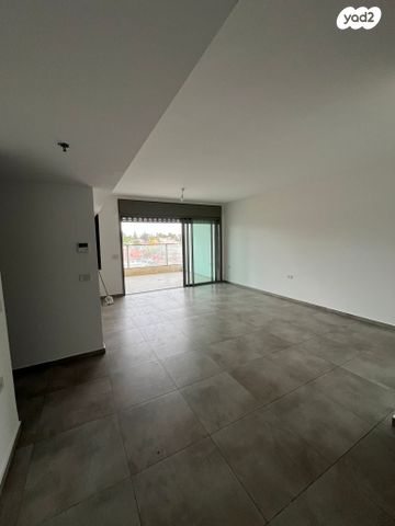 דירה, רב אלוף דן שומרון, קרית קריניצי, רמת גן