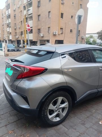 מודעת רכב טויוטה C-HR