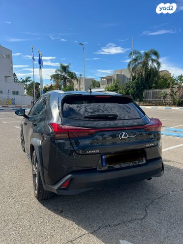 מודעת רכב לקסוס UX