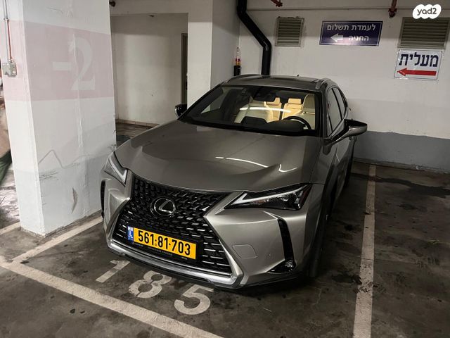 מודעת רכב לקסוס UX