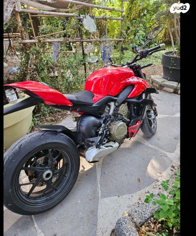 דוקאטי סטריטפייטר V4