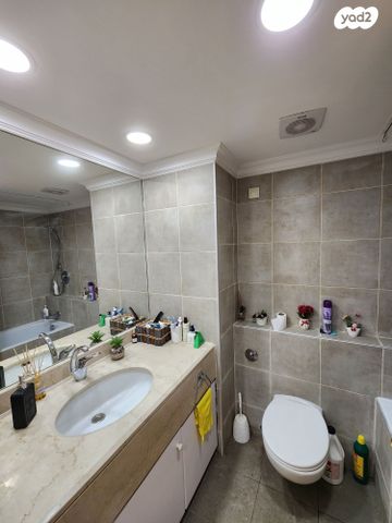 דירה, הפסגה 1, שורש, שורש