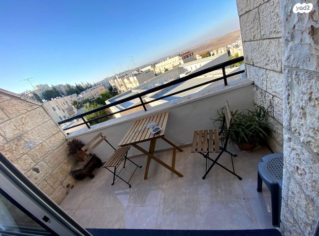 השישה עשר 39