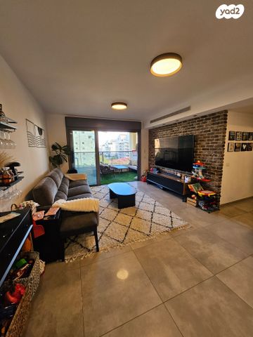 דירה, יאיר רוזנבלום 13, הזמר העברי, כפר סבא