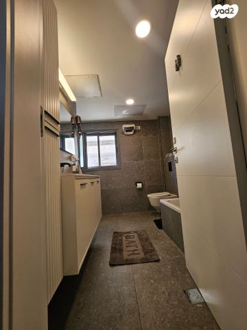 דירה, יאיר רוזנבלום 13, הזמר העברי, כפר סבא