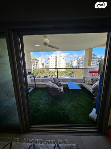 דירה, יאיר רוזנבלום 13, הזמר העברי, כפר סבא