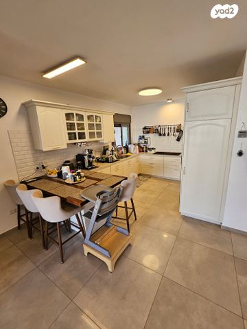 דירה, יאיר רוזנבלום 13, הזמר העברי, כפר סבא