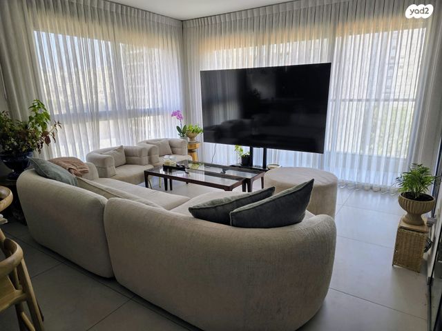 לובה אליאב 1