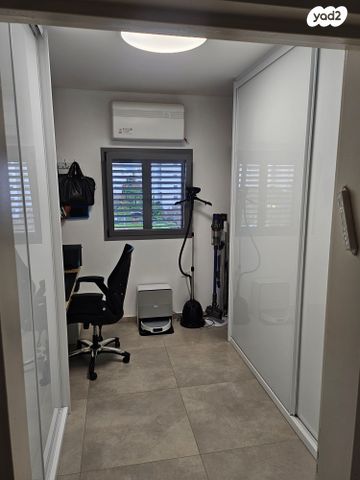 דירה, יאיר רוזנבלום 13, הזמר העברי, כפר סבא