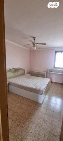 דירה, תשי"ג 1, פנחס ספיר, מגדל העמק