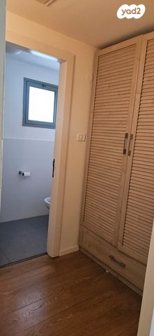 דירה, כיכר היינריך היינה 16, מרכז הכרמל, חיפה