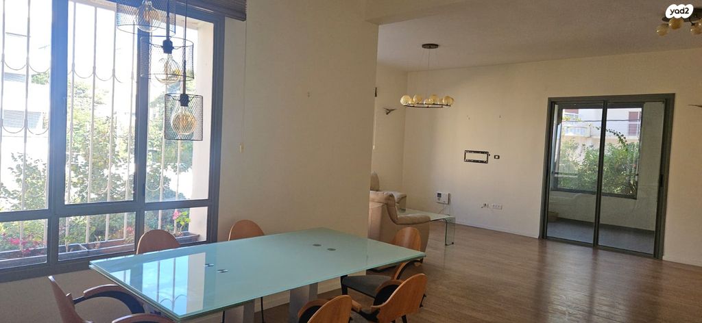 דירה, כיכר היינריך היינה 16, מרכז הכרמל, חיפה