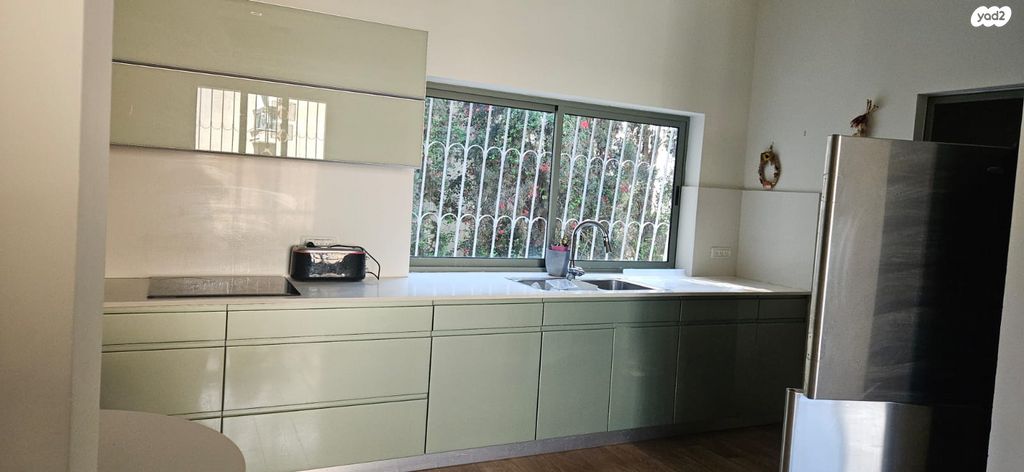 דירה, כיכר היינריך היינה 16, מרכז הכרמל, חיפה