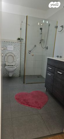 דירה, כיכר היינריך היינה 16, מרכז הכרמל, חיפה