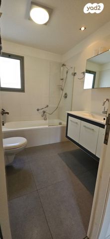 דירה, כיכר היינריך היינה 16, מרכז הכרמל, חיפה