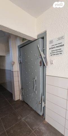 דירה, תשי"ג 1, פנחס ספיר, מגדל העמק