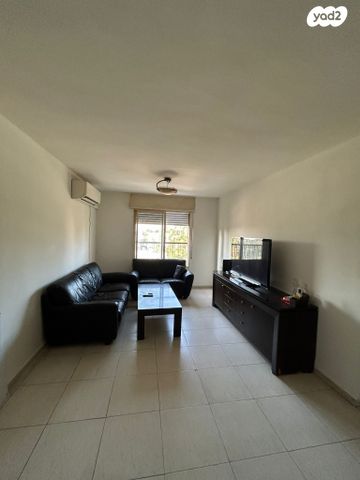 שדרות ירושלים 62