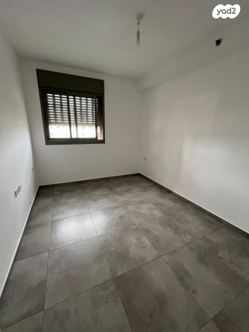 דירה, רב אלוף דן שומרון, קרית קריניצי, רמת גן