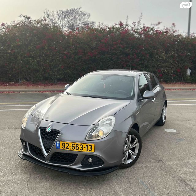 מודעת רכב אלפא רומיאו ג'ולייטה
