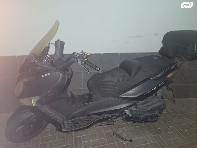 מודעת רכב סאן יאנג ג'וי-מקס 300 XI