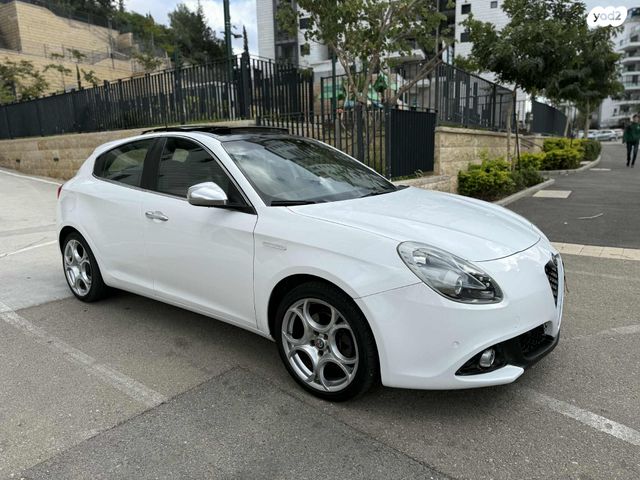 מודעת רכב אלפא רומיאו ג'ולייטה