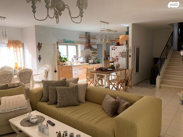 דו משפחתי, שדרות העצמאות 111, הפרחים, קרית גת