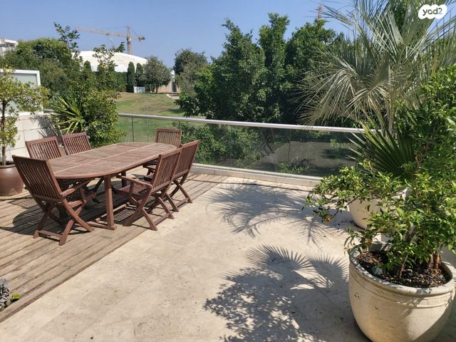 טריפלקס, אלכסנדר סשה ארגוב 27, המשתלה, תל אביב יפו