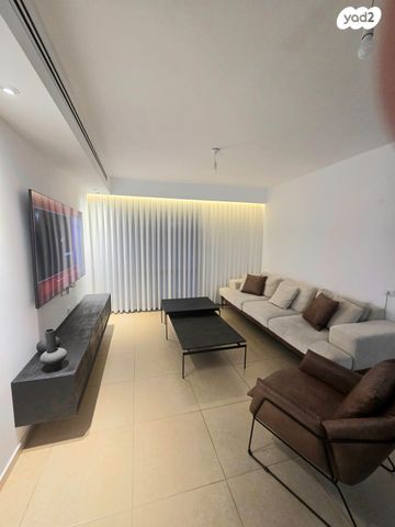 עוזי נרקיס 18