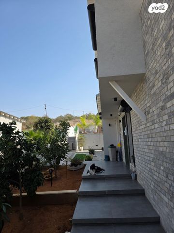 דו משפחתי, החרמון 16, רובע א', אריאל