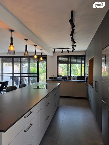 דו משפחתי, החרמון 16, רובע א', אריאל