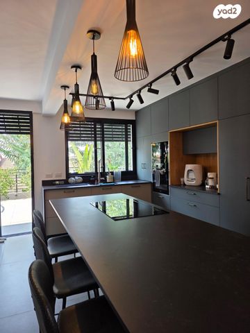 דו משפחתי, החרמון 16, רובע א', אריאל