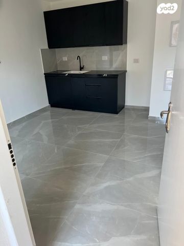 יחידת דיור, חזית חמש 18, תל גיבורים, חולון